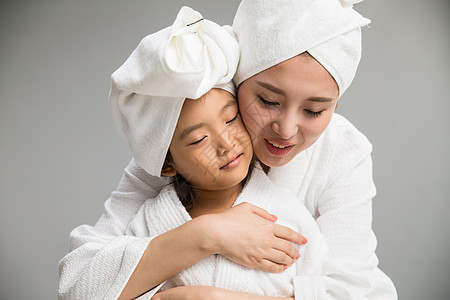 自我完善浴室彩色图片穿着浴袍的快乐母女图片