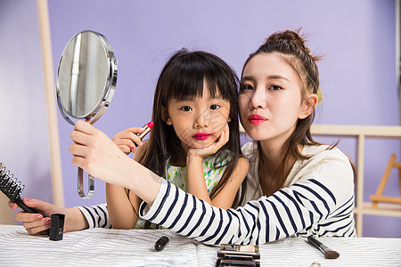 身体保健家庭生活可爱的妈妈与女儿在化妆图片