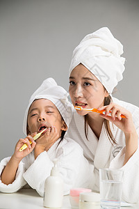 两个人无忧无虑温馨穿着浴袍的母女刷牙图片