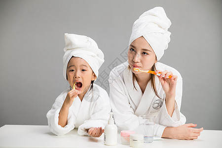 浴室独生子家庭住宅房间穿着浴袍的母女刷牙图片