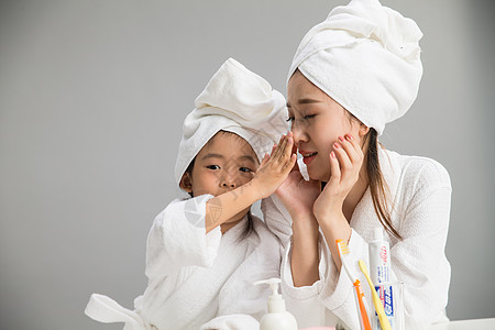 水平构图青年人健康生活方式穿着浴袍的母女图片