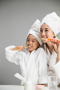 放松卫生女人穿着浴袍的母女刷牙图片
