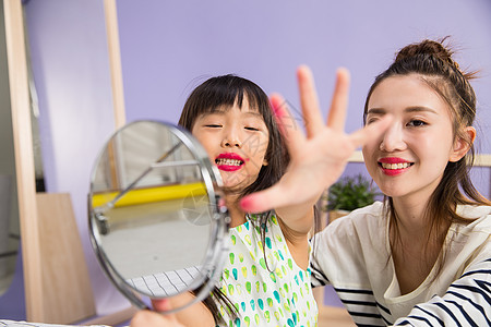 拿着母亲化妆刷妈妈与女儿在化妆图片