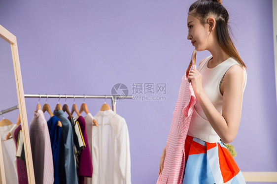 服装店放松仅一个人年轻女人坐在试衣间图片