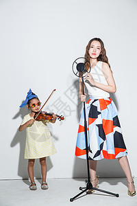 合作背景分离20多岁小女孩和妈妈拉小提琴图片