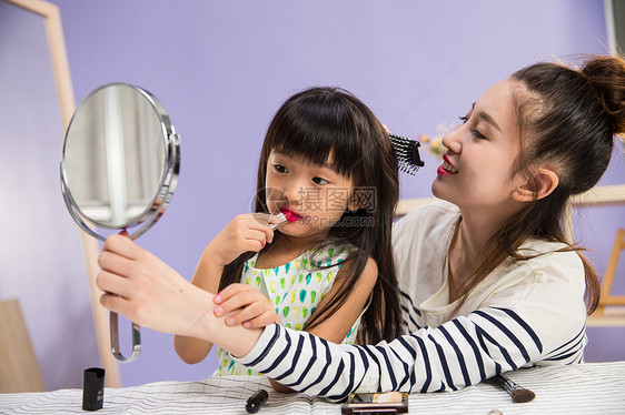 童年相伴妈妈与女儿在化妆图片