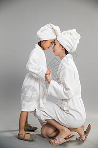 灰色毛巾亚洲人影棚拍摄女儿穿着浴袍的快乐母女背景