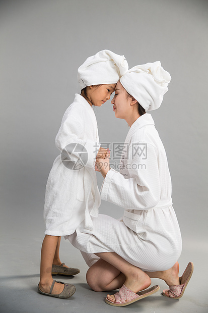 亚洲人影棚拍摄女儿穿着浴袍的快乐母女图片