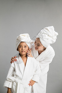 东亚幸福住宅房间穿着浴袍的快乐母女图片