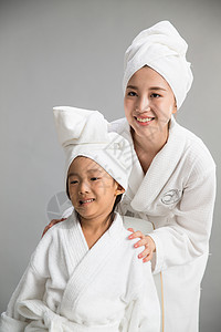 微笑女儿家庭生活穿着浴袍的快乐母女图片