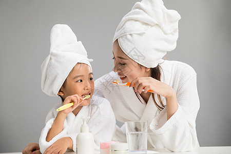 女儿满意浴巾穿着浴袍的母女刷牙图片