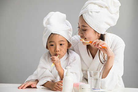 幸福东亚亚洲人穿着浴袍的母女刷牙图片