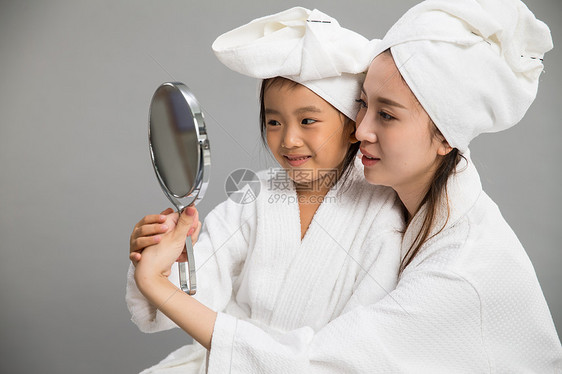 满意户内女儿穿着浴袍的母女照镜子图片
