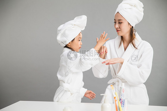 家庭毛巾浴衣穿着浴袍的母女图片