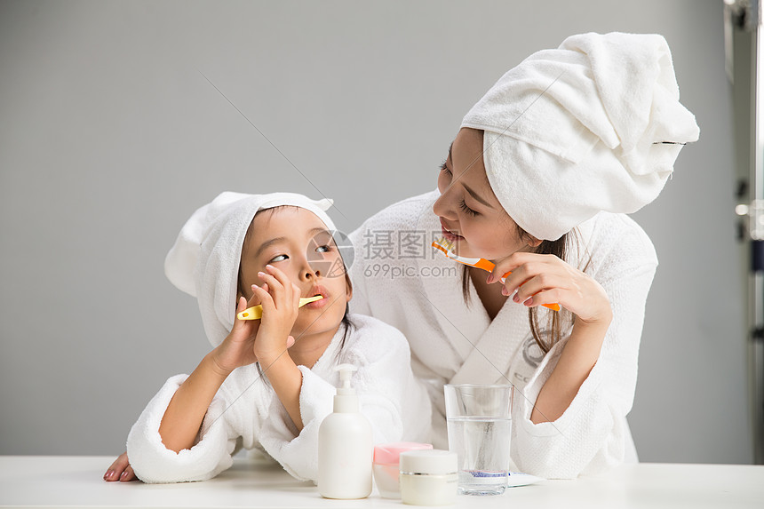 幸福装扮穿着浴袍的母女刷牙图片