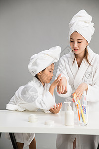 两个人亚洲人女人穿着浴袍的母女图片