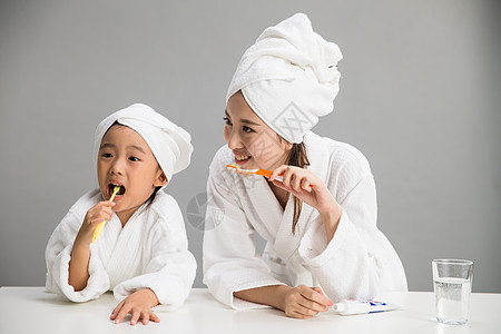 装扮女孩独生子家庭穿着浴袍的母女刷牙图片