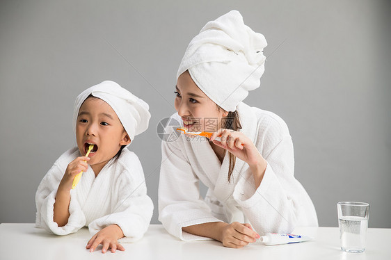 装扮女孩独生子家庭穿着浴袍的母女刷牙图片