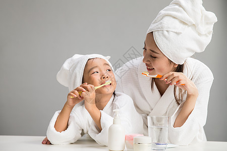 活力快乐享乐穿着浴袍的母女刷牙图片