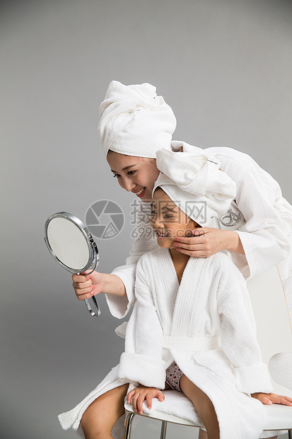 单亲家庭摄影两个人穿着浴袍的母女照镜子图片