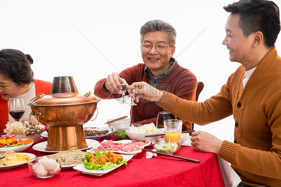 父子俩吃年夜饭喝酒图片