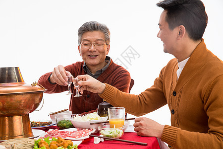 家庭父子俩吃年夜饭喝酒图片
