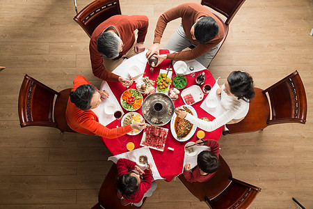 60多岁温馨食品幸福家庭过年吃团圆饭图片