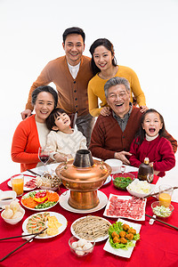 垂直构图女人庆祝幸福家庭过年吃团圆饭图片