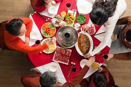 30多岁六个人火锅幸福家庭过年吃团圆饭图片