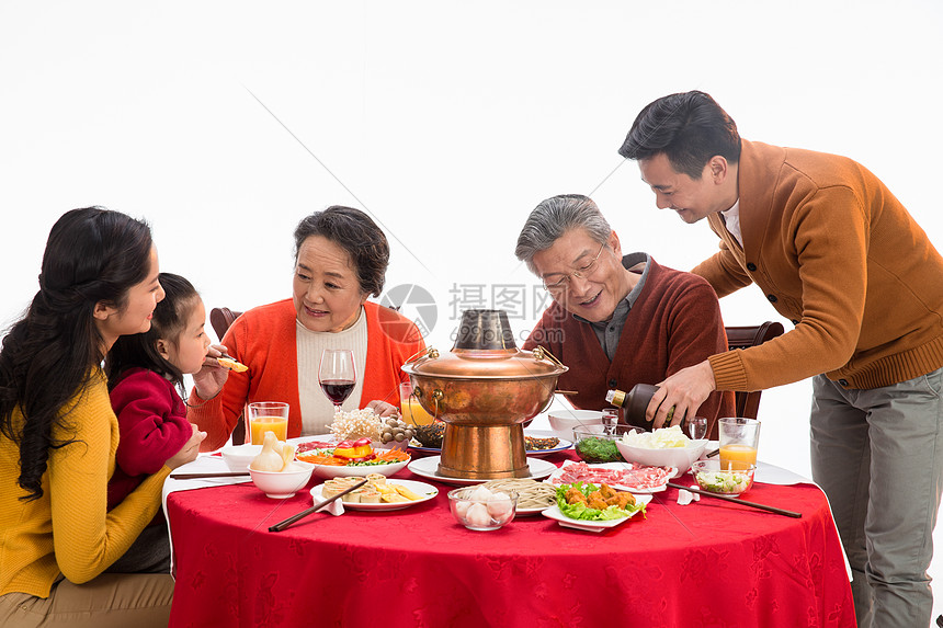 饮料东亚东方人幸福家庭过年吃团圆饭图片