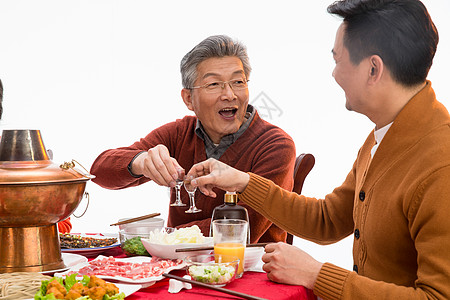 父子俩吃年夜饭喝酒图片