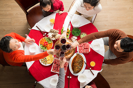 餐桌20到24岁传统庆典幸福家庭过年吃团圆饭图片