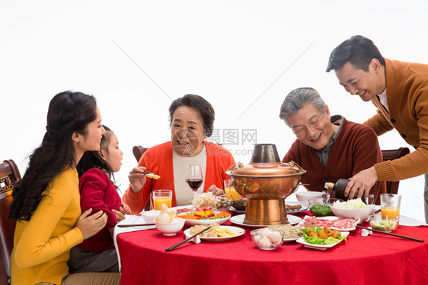 30岁到34岁传统庆典母亲幸福家庭过年吃团圆饭图片