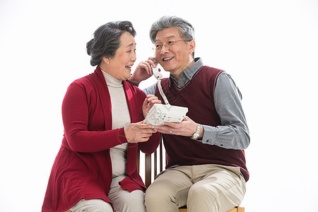 高兴的健康生活方式互联网老年夫妇过新年图片