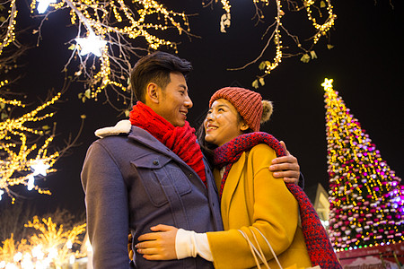 春节由来商店休闲活动搂着肩膀快乐情侣背景