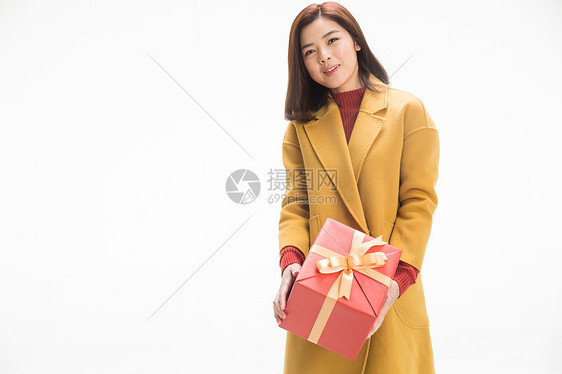 水平构图包装盒零售青年女人拿着礼品盒图片