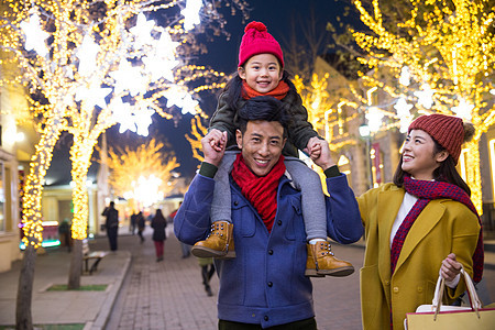 冬天夜晚童年快乐家庭节日购物图片