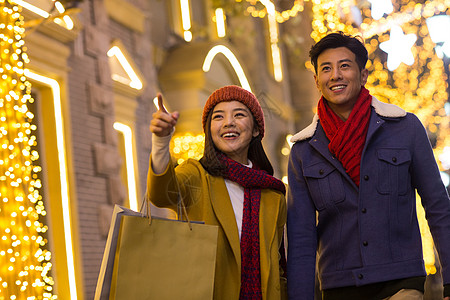 亚洲人圣诞节约会青年情侣逛街购物图片素材