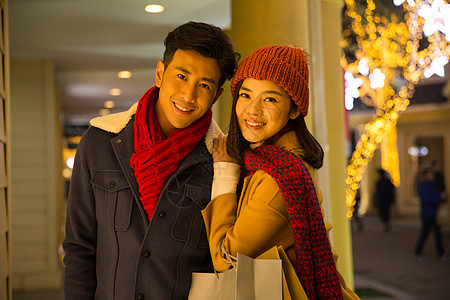 25岁到29岁休闲北京青年情侣逛街购物图片