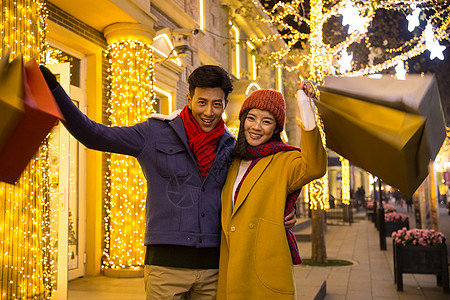 新年气氛城市生活青年情侣逛街购物图片