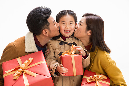 女孩亲吻母亲一家三口青年男人快乐家庭拿着礼物背景