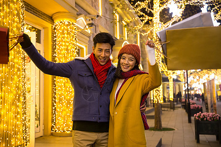 20到24岁仅成年人北京青年情侣逛街购物图片