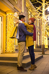 青年女人妻子夜晚快乐情侣逛街购物图片素材