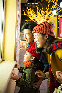 垂直构图亚洲人幸福快乐家庭节日购物图片