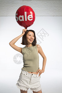仅成年人青年文化户内快乐的年轻女孩拿着气球图片