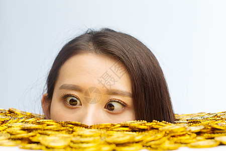 眼睛标志仅一个青年女人赚钱货币青年女人和金币背景