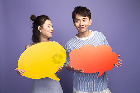 两个人自由欢乐时尚青年男女拿着对话框图片素材