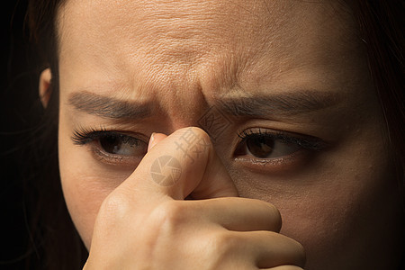 不高兴的仅一个人仅一个女人青年女人的面部特写高清图片