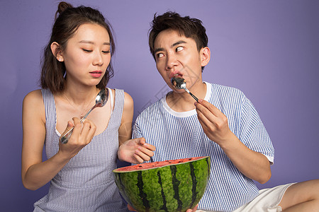 男人吃西瓜时尚青年男女吃西瓜背景