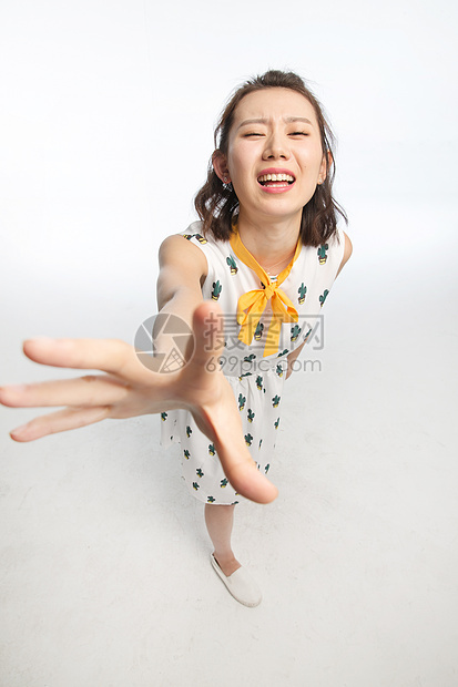 笑脸青年亚洲年轻女孩伸手抓图片